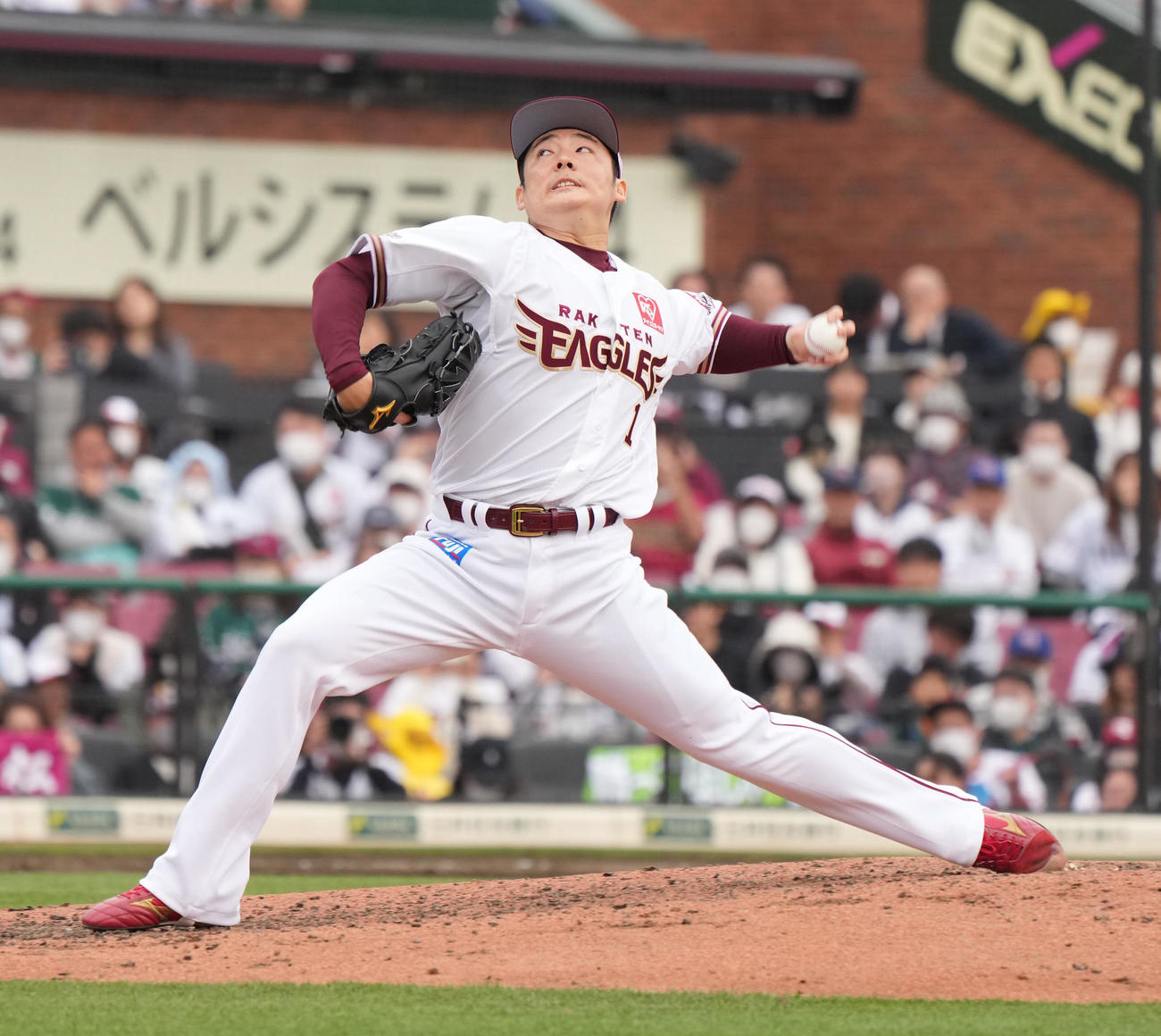 楽天対西武　史上最速でプロ入り通算200セーブを挙げた楽天松井裕（撮影・小沢裕）