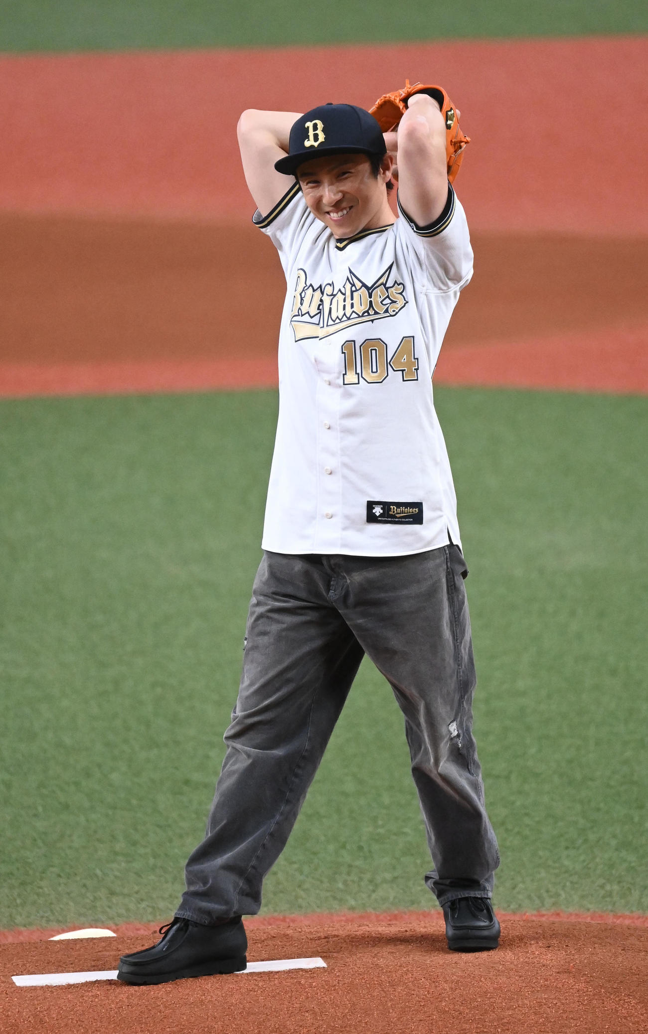 オリックス対ソフトバンク　始球式を務める俳優の中尾明慶（撮影・和賀正仁）