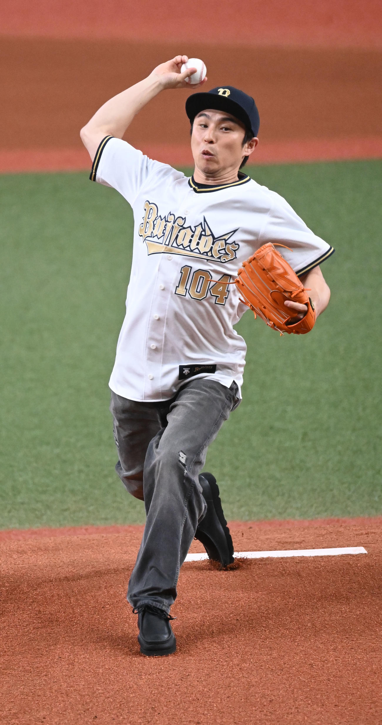 オリックス対ソフトバンク　始球式を務める俳優の中尾明慶（撮影・和賀正仁）