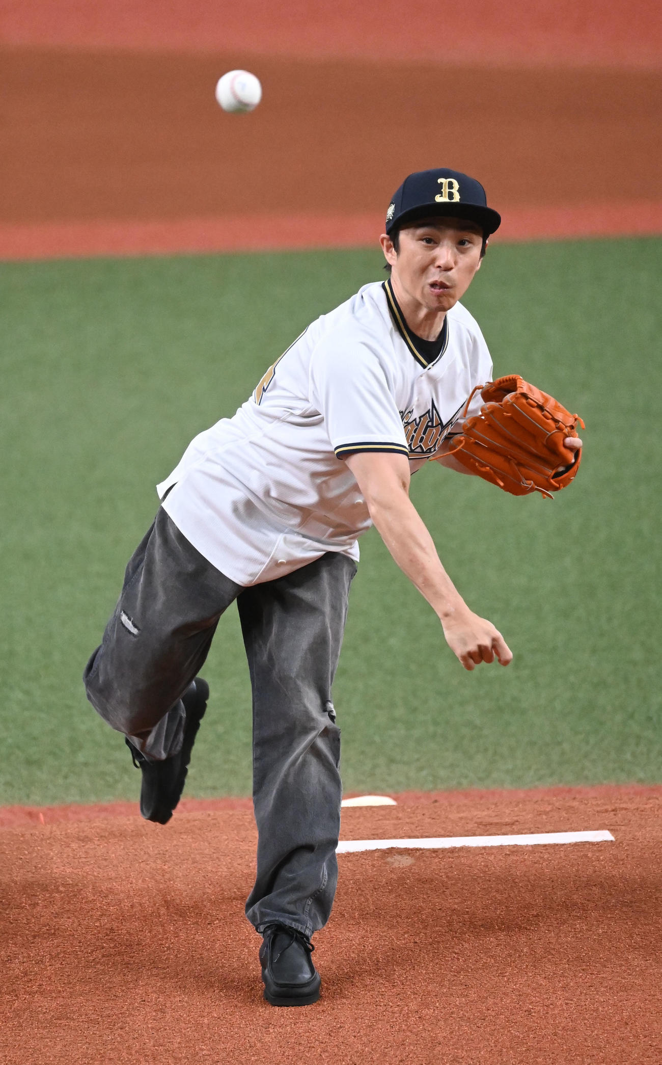 オリックス対ソフトバンク　始球式を務める俳優の中尾明慶（撮影・和賀正仁）