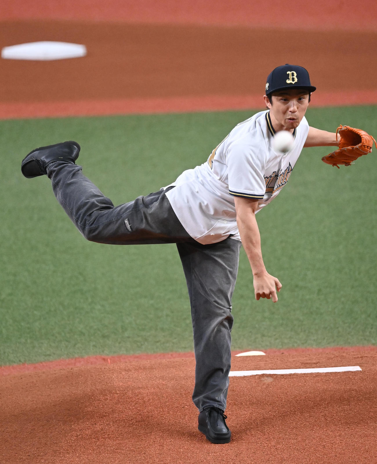 オリックス対ソフトバンク　始球式を務める俳優の中尾明慶（撮影・和賀正仁）