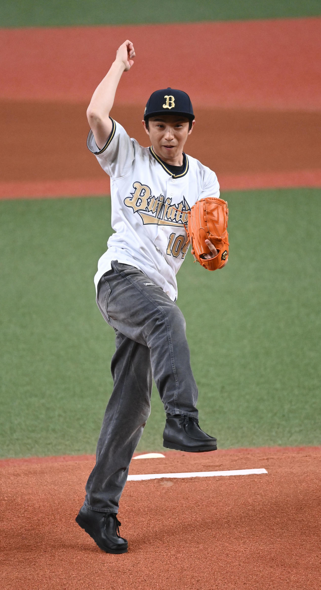 オリックス対ソフトバンク　始球式を務める俳優の中尾明慶（撮影・和賀正仁）