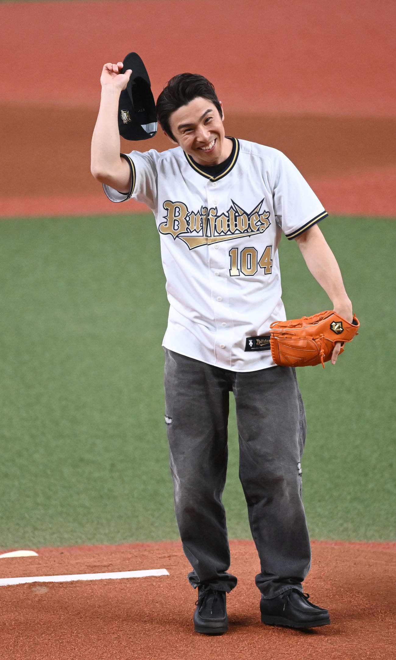 オリックス対ソフトバンク　始球式を務める俳優の中尾明慶（撮影・和賀正仁）