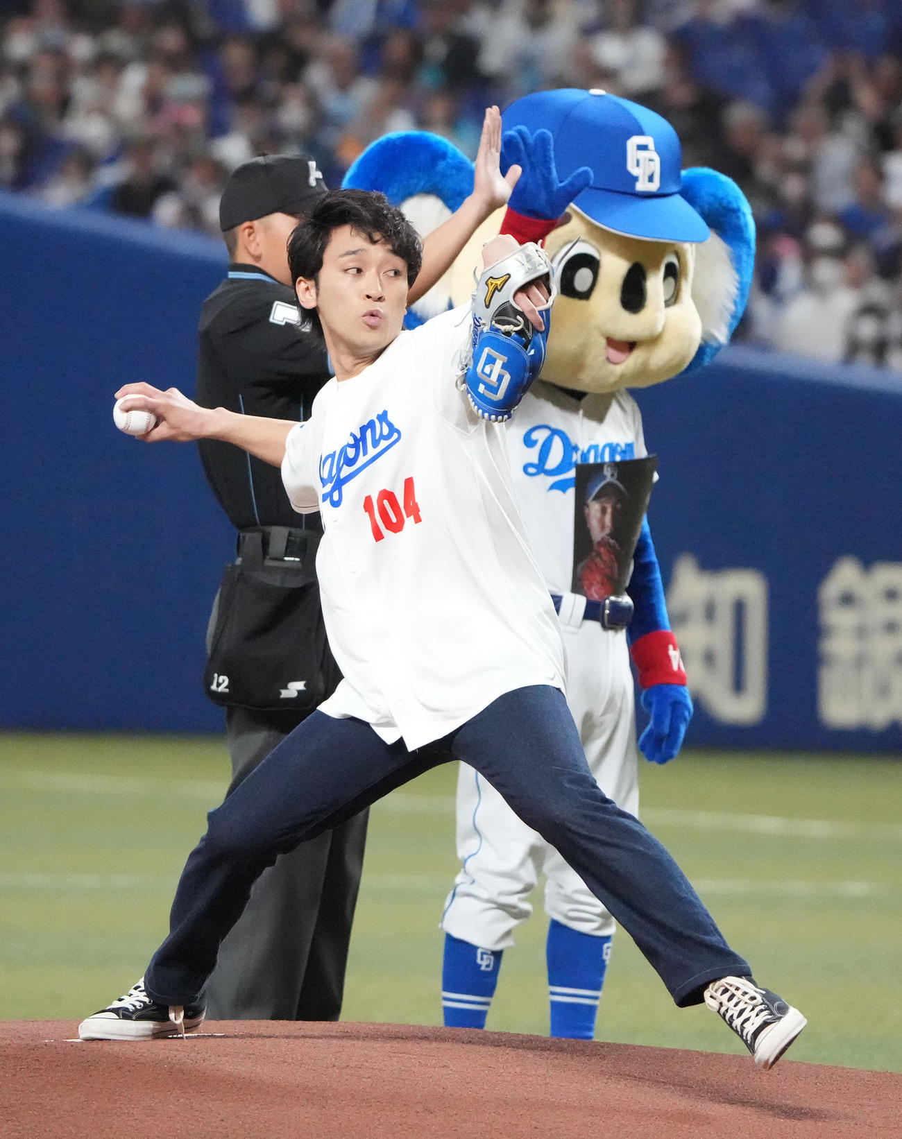中日対ヤクルト戦　試合前、始球式を行う東海オンエアのとしみつ（手前）（撮影・森本幸一）