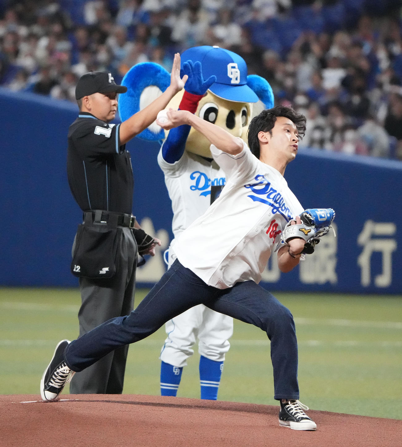 中日対ヤクルト戦　試合前、始球式を行う東海オンエアのとしみつ（手前）（撮影・森本幸一）