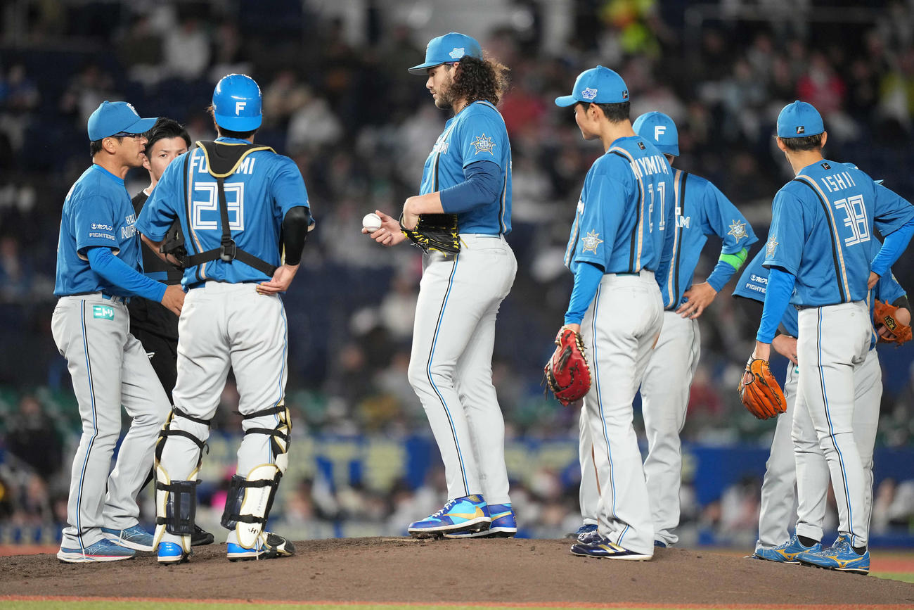 4回裏途中で降板する日本ハム先発のポンセ（中央）（2023年4月4日撮影）
