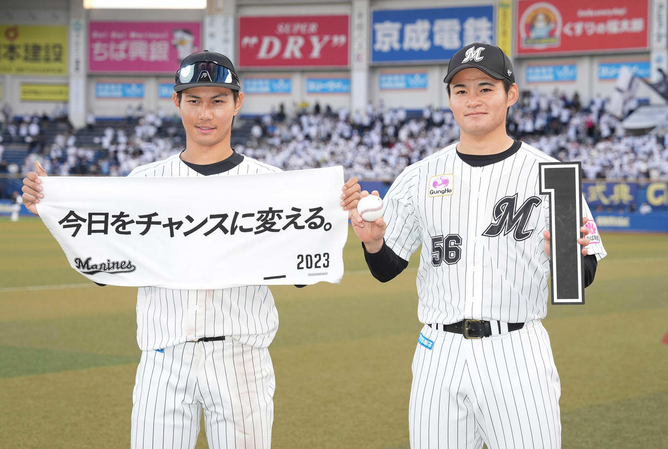 ロッテ対日本ハム　プロ初勝利のロッテ中森（右）と藤原はヒーローインタビュー後記念撮影（撮影・鈴木みどり）