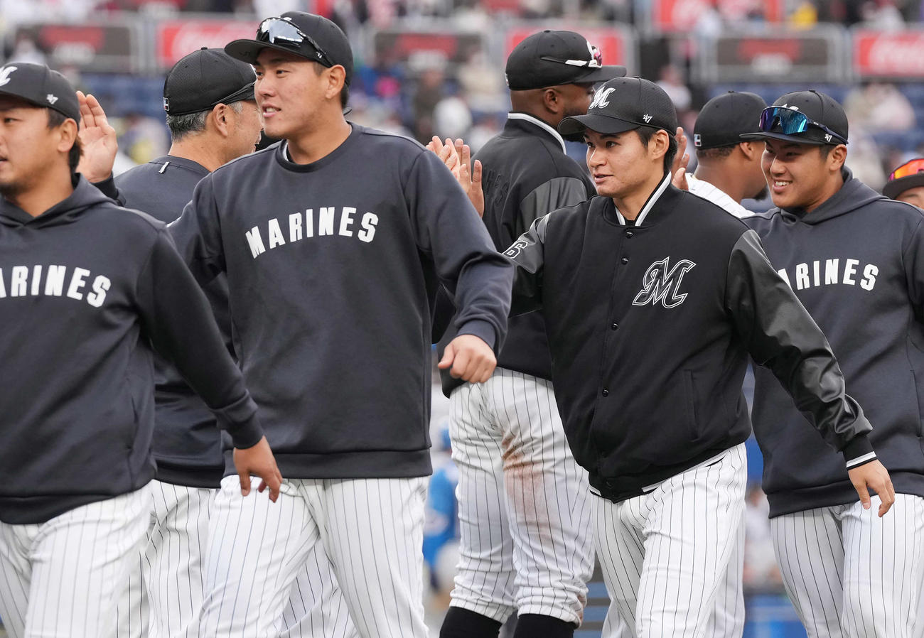 ロッテ対日本ハム　プロ初勝利のロッテ中森（右から2人目）は吉井監督とハイタッチ（撮影・鈴木みどり）