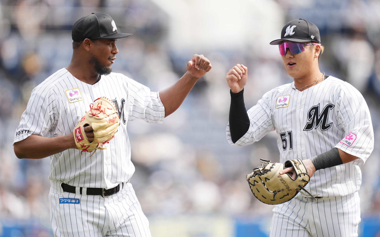 ロッテ対日本ハム　1回表を終え、山口（右）と笑顔でタッチを交わすロッテ先発のメルセデス（撮影・鈴木みどり）