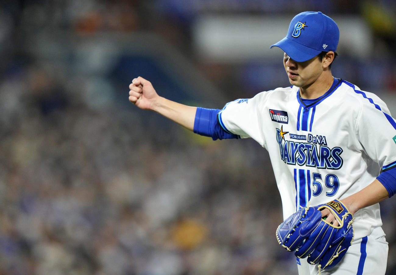 DeNA対巨人　6回表を無失点に抑えガッツポーズするDeNA平良（撮影・横山健太）