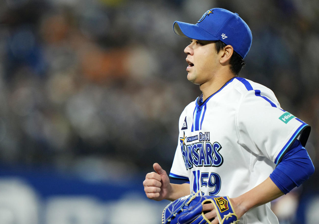 DeNA対巨人　6回表を無失点に抑えベンチへ引き揚げるDeNA平良（撮影・横山健太）