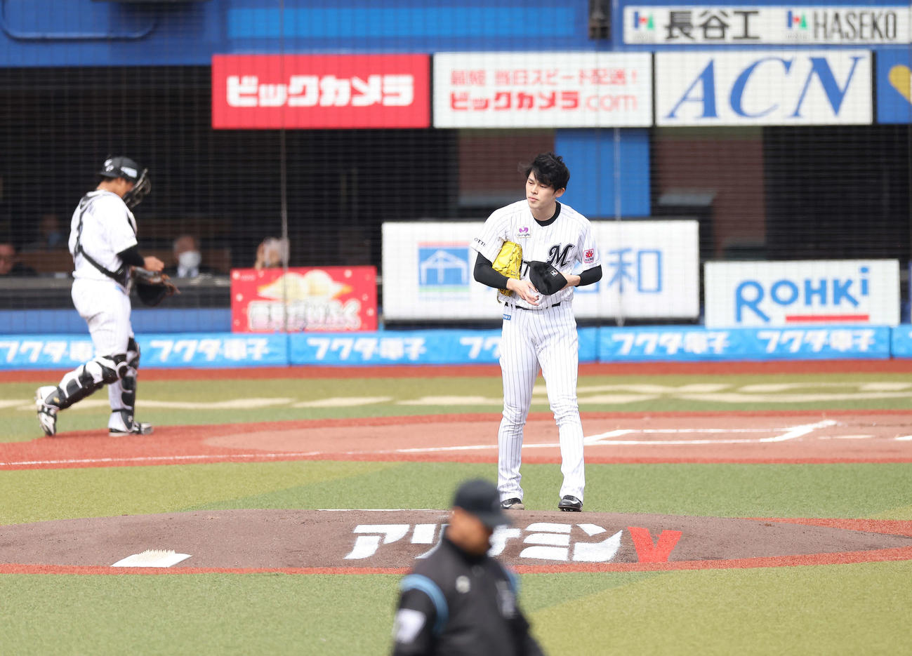 ロッテ対日本ハム　1回表日本ハム無死、五十幡を二ゴロに抑える佐々木朗（撮影・河田真司）