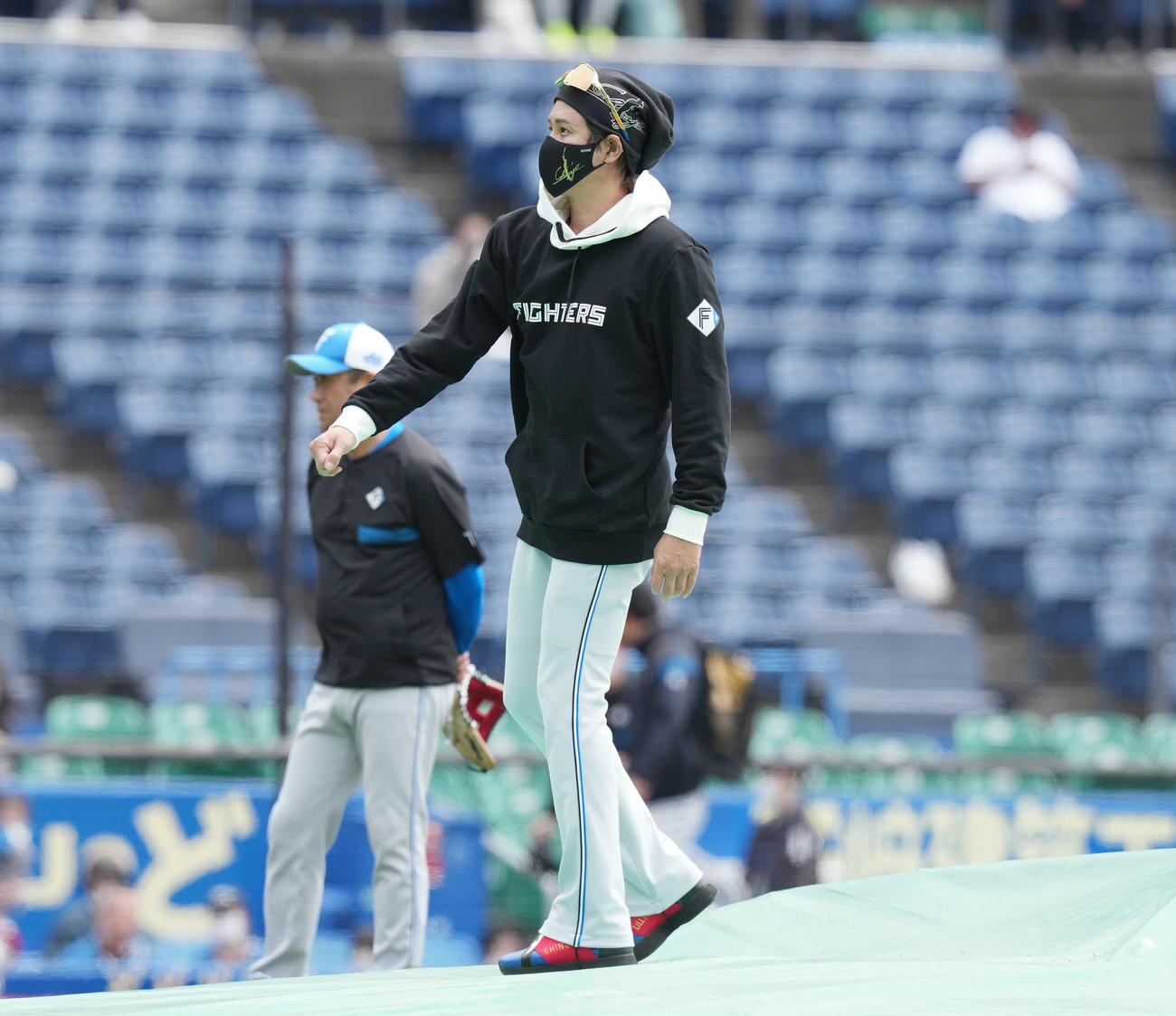 ロッテ対日本ハム　試合前練習でマウンドの感触を確かめる日本ハム新庄監督（撮影・鈴木みどり）