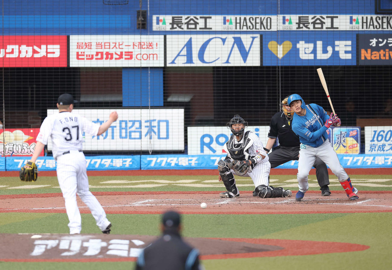 ロッテ対日本ハム　7回表日本ハム1死三塁、遊ゴロを放つ野村。投手小野（撮影・河田真司）