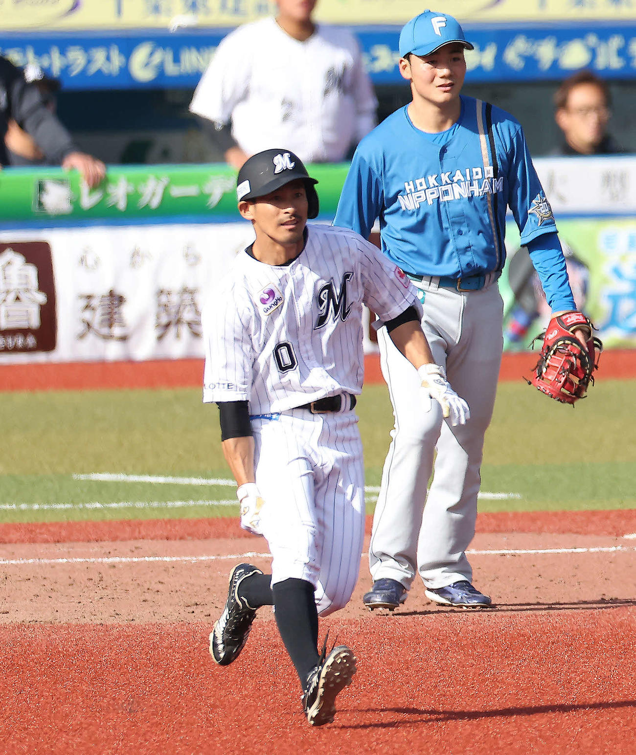 ロッテ対日本ハム　5回裏ロッテ1死一塁、左翼線に放ち、右足を押さえながら二塁に走る荻野（撮影・河田真司）