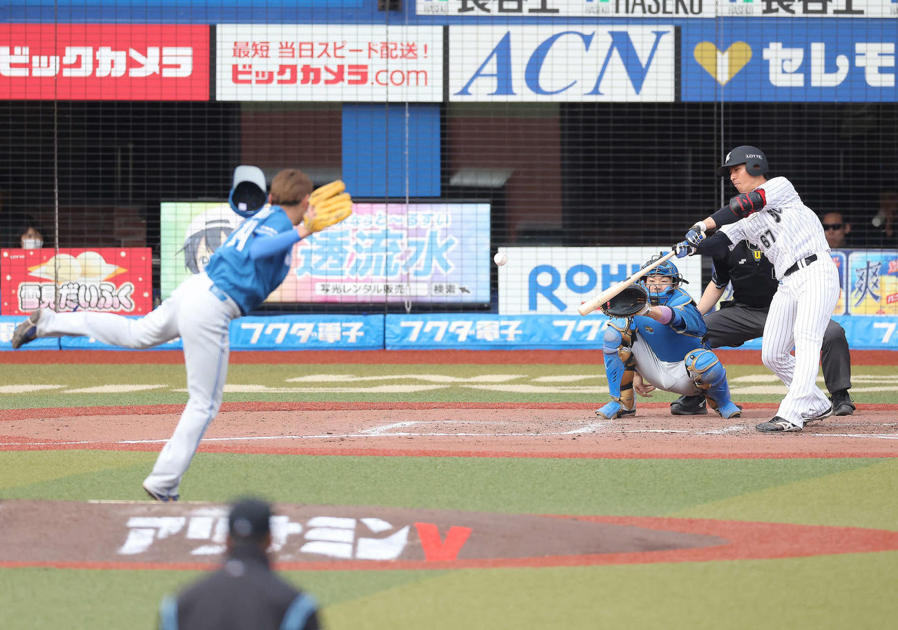 ロッテ対日本ハム　7回裏ロッテ無死、右前打を放つ茶谷。投手加藤貴（撮影・河田真司）