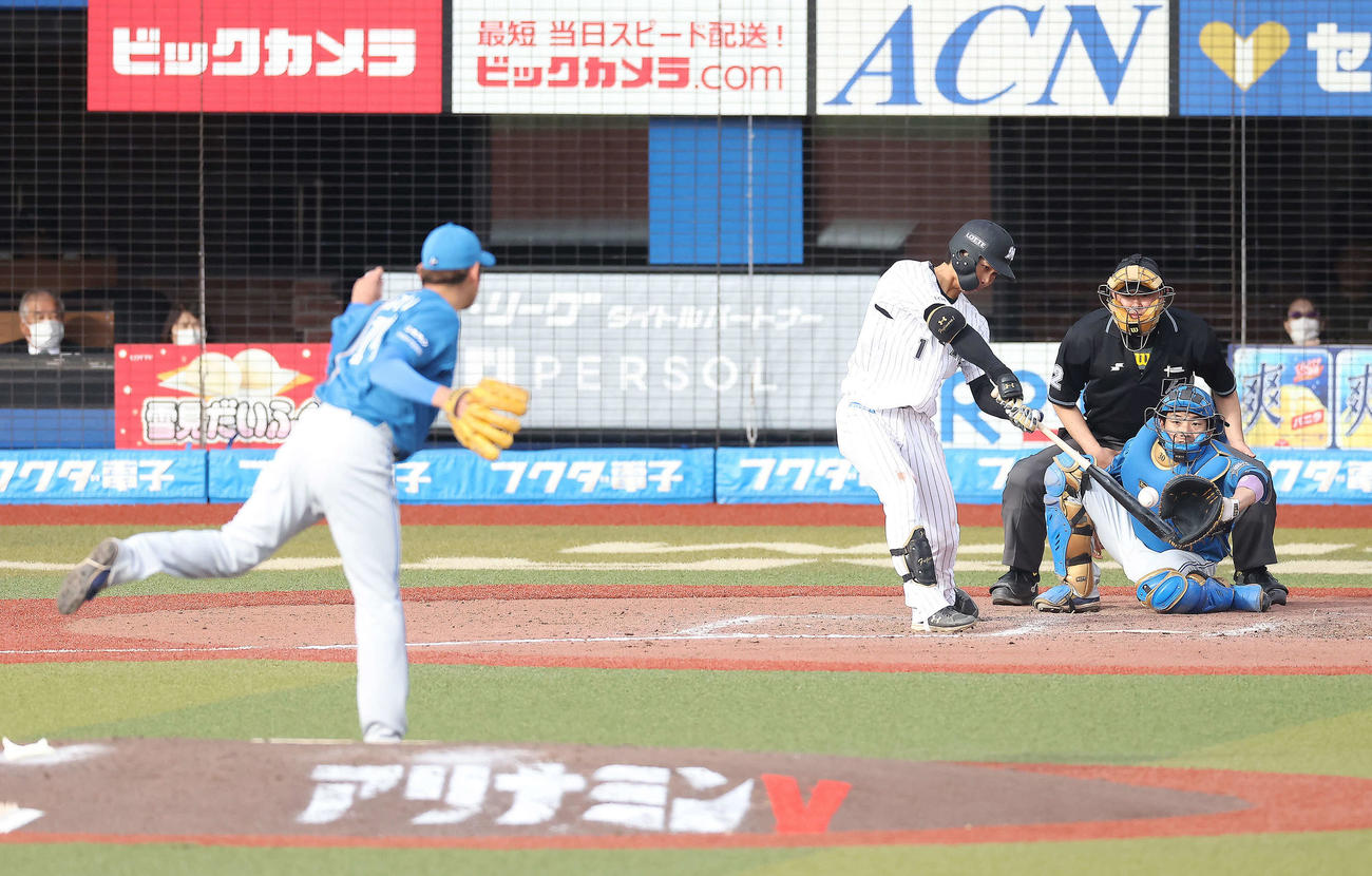 ロッテ対日本ハム　7回裏ロッテ2死二塁、左翼線に適時二塁打を放つ藤原。投手加藤貴（撮影・河田真司）