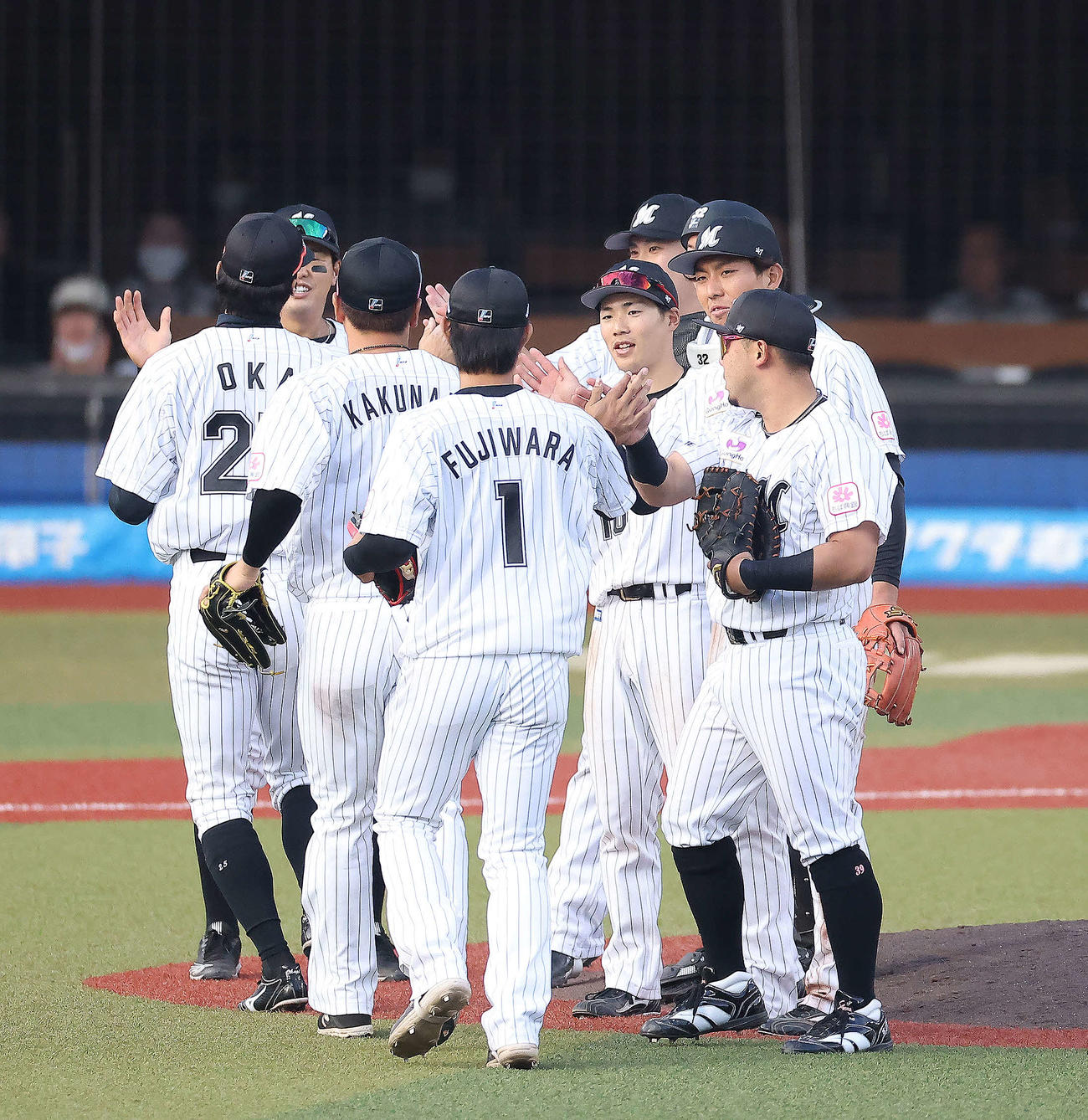 ロッテ対日本ハム　日本ハムに勝利し、マウンドに集まるロッテナイン（撮影・河田真司）