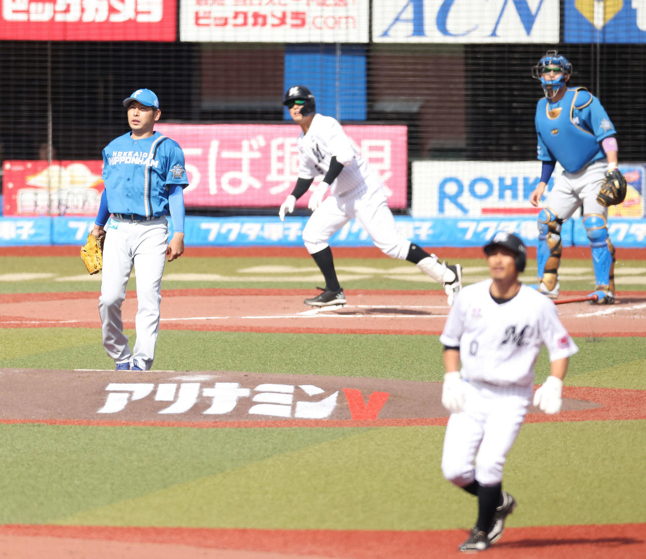 ロッテ対日本ハム　1回裏ロッテ1死二塁、中村奨に先制適時二塁打を浴びる加藤貴（撮影・河田真司）