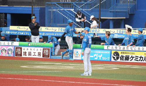 ロッテ対日本ハム　7回表日本ハム1死三塁、野村の遊ゴロで生還し、ベンチナインに迎えられる万波（中央）（撮影・河田真司）