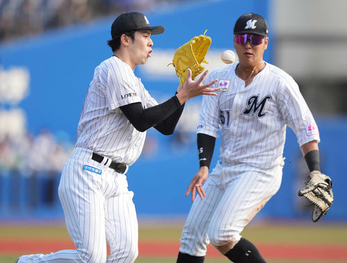ロッテ対日本ハム　6回表日本ハム1死、石井の一ゴロで一塁カバーに入る佐々木朗。右は一塁手山口（撮影・鈴木みどり）