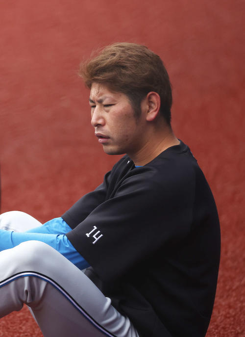 ロッテ対日本ハム　試合前、調整する日本ハム加藤貴（撮影・河田真司）