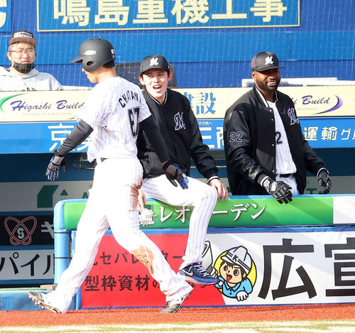 ロッテ対日本ハム　7回裏ロッテ2死二塁、藤原の適時二塁打で生還する茶谷（左）を迎える佐々木朗（撮影・河田真司）