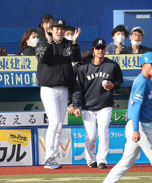 ロッテ対日本ハム　8回表を終え、拍手でナインを迎える佐々木朗（左）（撮影・河田真司）