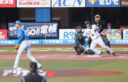 ロッテ対日本ハム　8回裏ロッテ無死、中前打を放つ友杉。投手井口（撮影・河田真司）