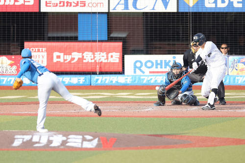 ロッテ対日本ハム　8回裏ロッテ無死一塁、右前打を放つ中村奨。投手井口（撮影・河田真司）