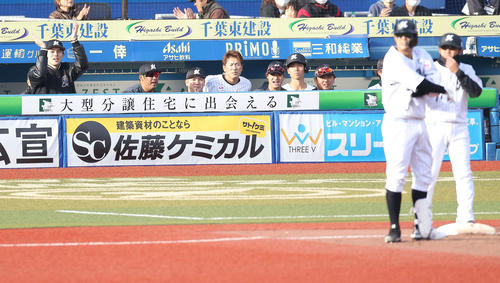 ロッテ対日本ハム　8回裏ロッテ無死一塁、中村奨が右前打で出塁し、拍手する佐々木朗（左）（撮影・河田真司）