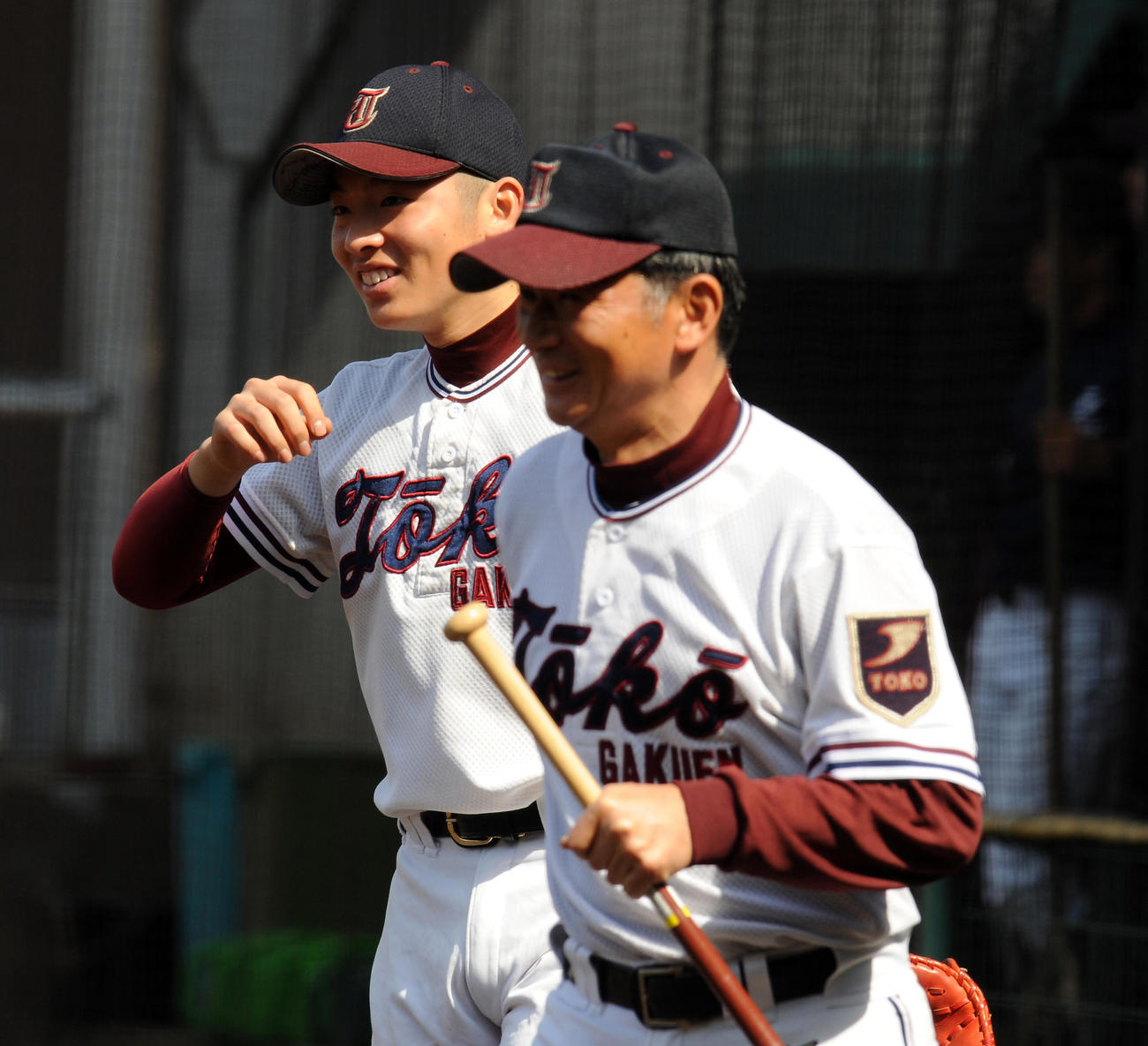 2013年3月9日、練習試合前のシートノックに向かう際、野呂監督（右）と談笑する桐光学園・松井
