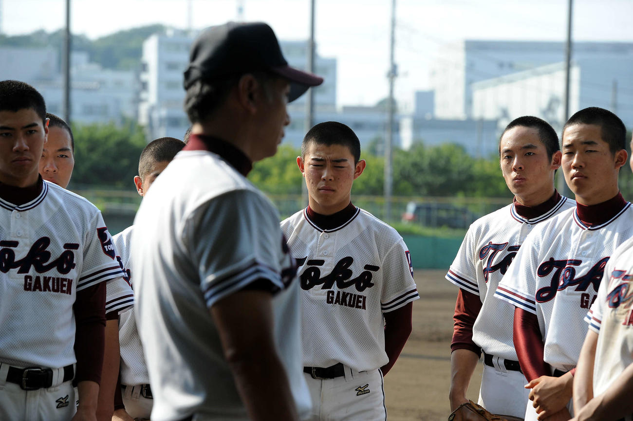 2013年6月29日、報徳学園対桐光学園　試合後、真剣な表情で野呂監督（手前）の話を聞く松井（右から2人目）ら桐光学園ナイン