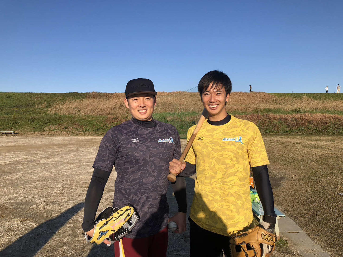楽天松井裕（左）とトレーニングを行う弟和輝さん（和輝さん提供）