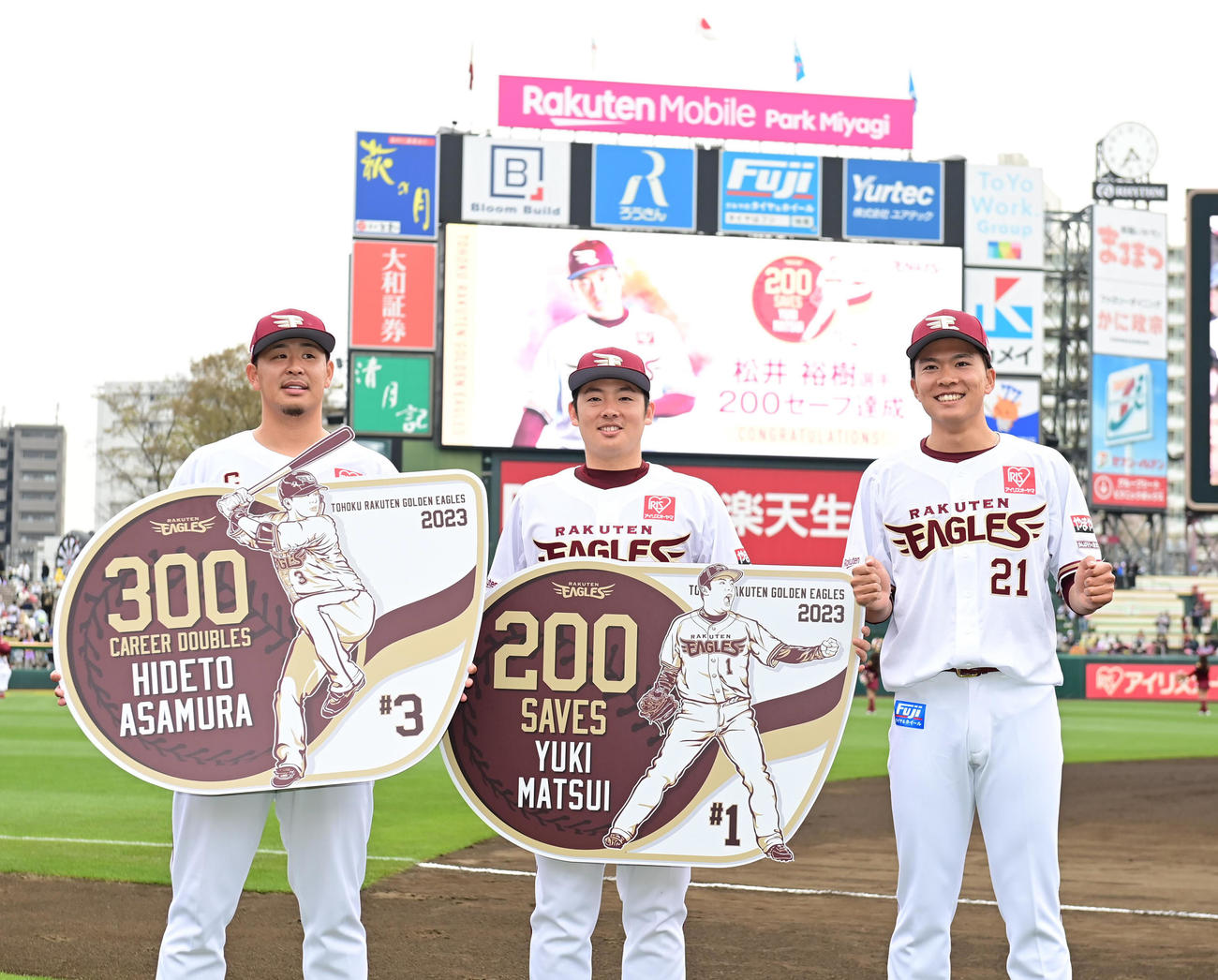 楽天対西武　ヒーローインタビューを終えボードを手に記念撮影に臨む、左からプロ入り通算300二塁打達成の楽天浅村、史上最速でプロ入り通算200セーブを挙げた楽天松井裕、今季初勝利の早川（撮影・小沢裕）