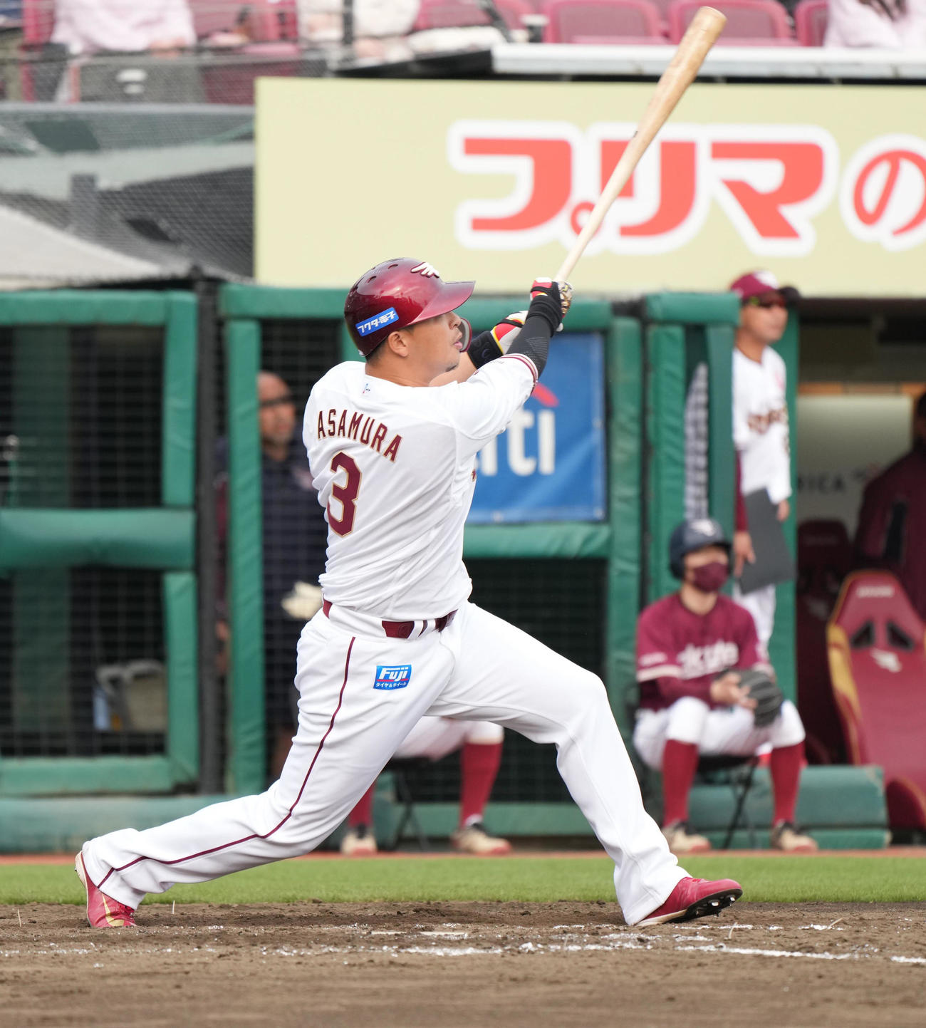 楽天対西武　8回裏楽天1死、浅村はプロ入り通算300二塁打を放つ（撮影・小沢裕）