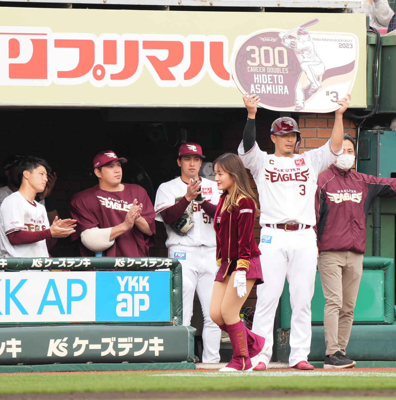 楽天対西武　楽天浅村（右）はプロ入り通算300二塁打を放ち記念のボードを掲げる（撮影・小沢裕）