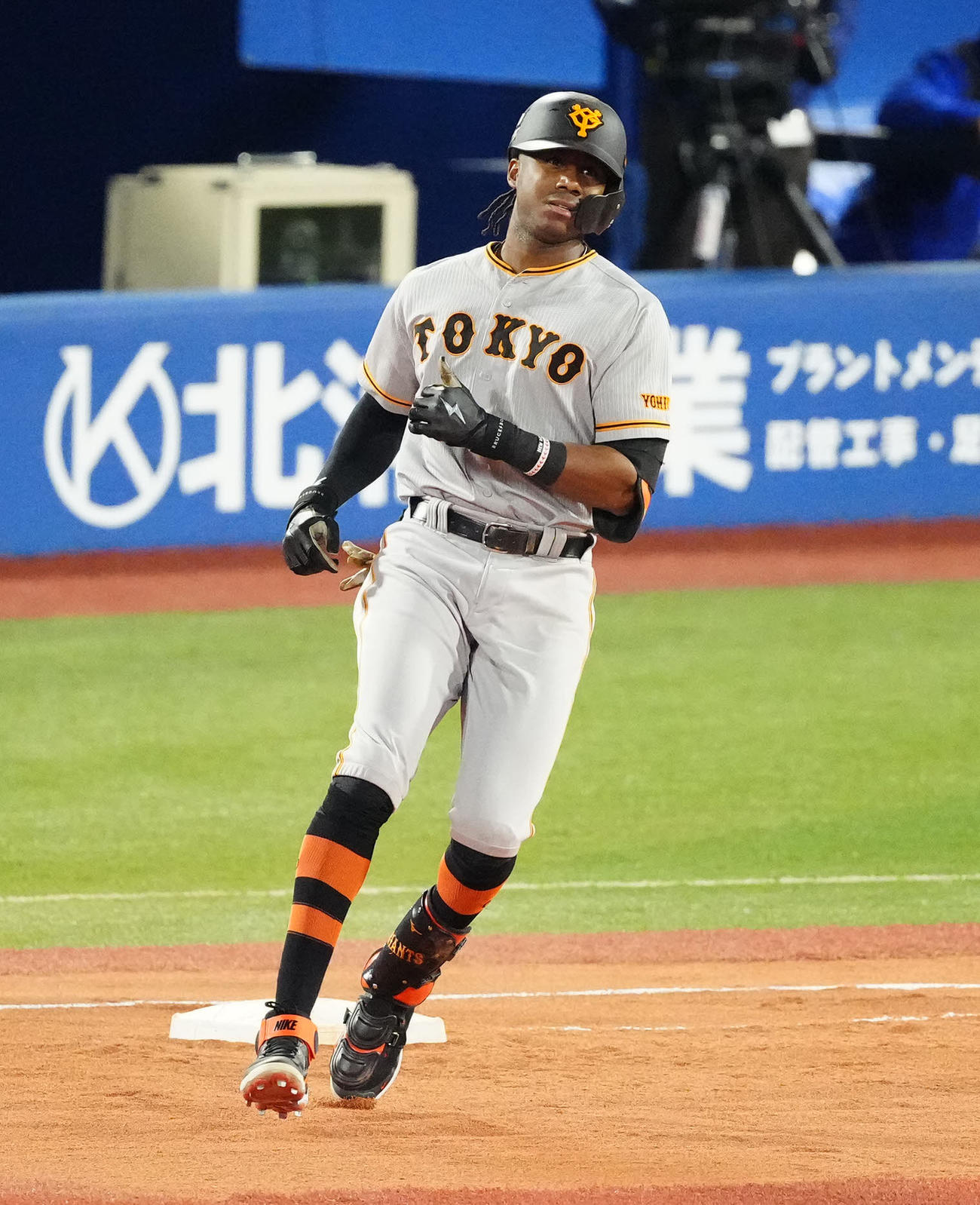DeNA対巨人　5回表巨人無死、中前打を放ったブリンソン（撮影・江口和貴）