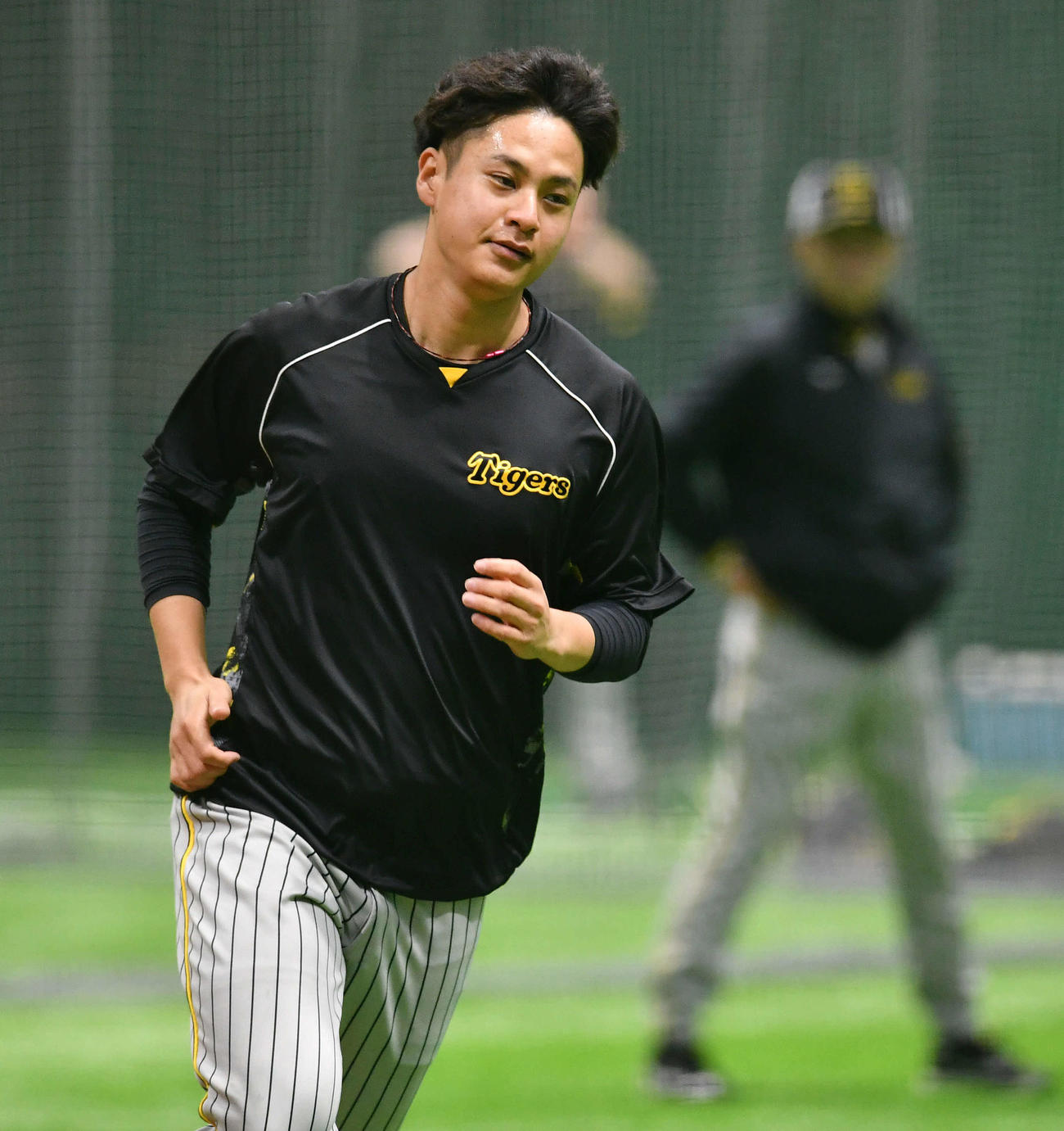 室内練習場を駆け足で移動する大竹、右は岡田監督（撮影・岩下翔太）