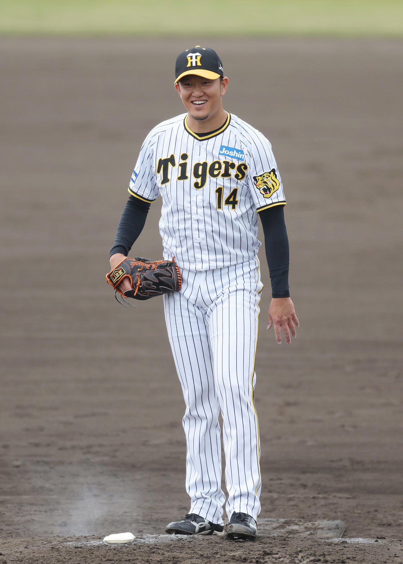 シート打撃に登板し、笑顔を見せる阪神岩貞（撮影・前田充）