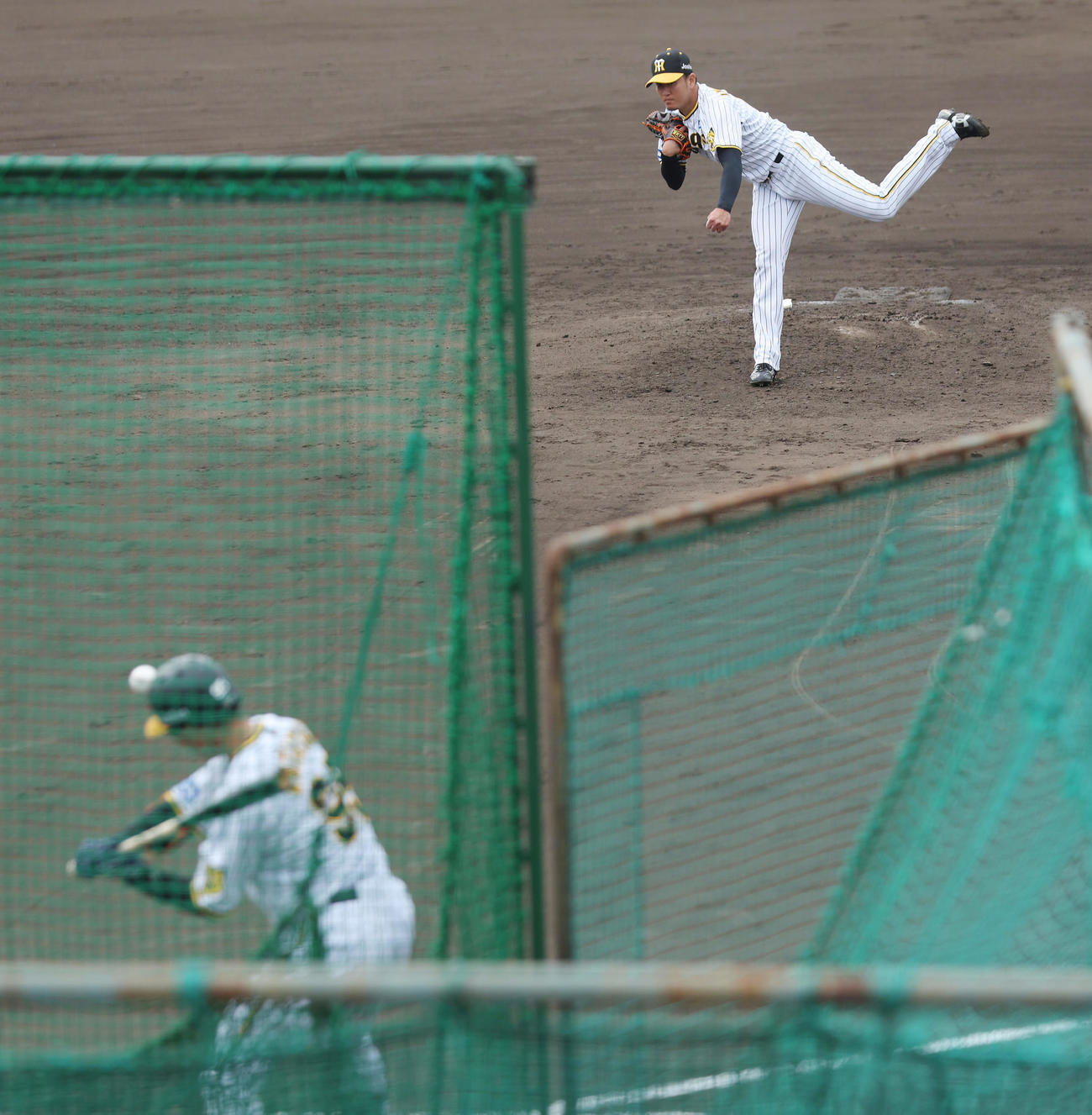 シート打撃に登板する阪神岩貞。打者片山（撮影・前田充）
