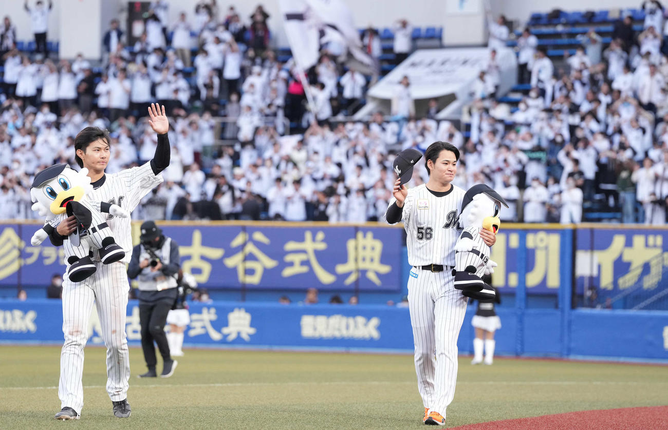 ロッテ対日本ハム　日本ハムに勝利し、ファンの声援に応えるロッテ中森（右）と藤原（撮影・鈴木みどり）