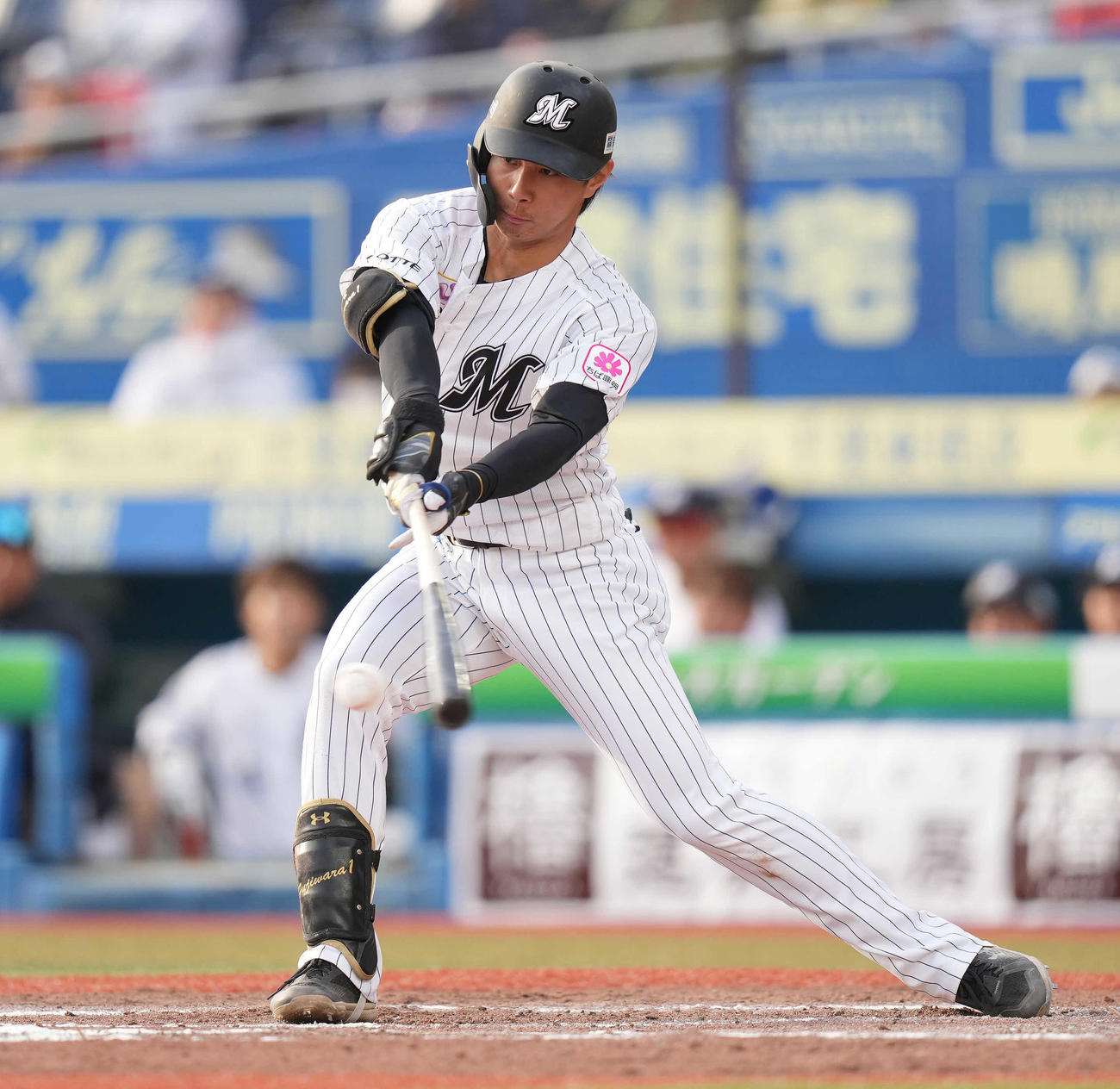 ロッテ対日本ハム　7回裏ロッテ1死一塁、内野安打を放つ藤原（撮影・鈴木みどり）