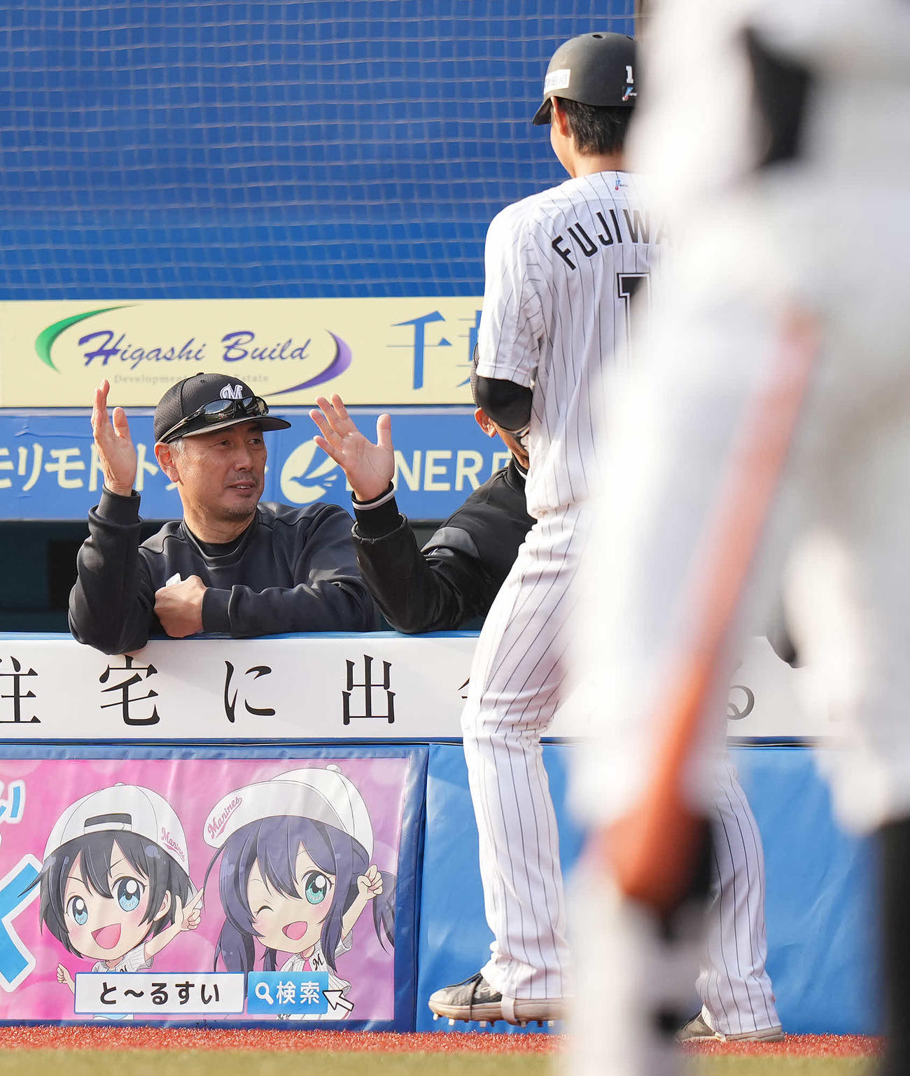 ロッテ対日本ハム　7回裏ロッテ2死満塁、打者中村奨の時、玉井の暴投で生還した二塁走者藤原を迎える吉井監督（撮影・鈴木みどり）