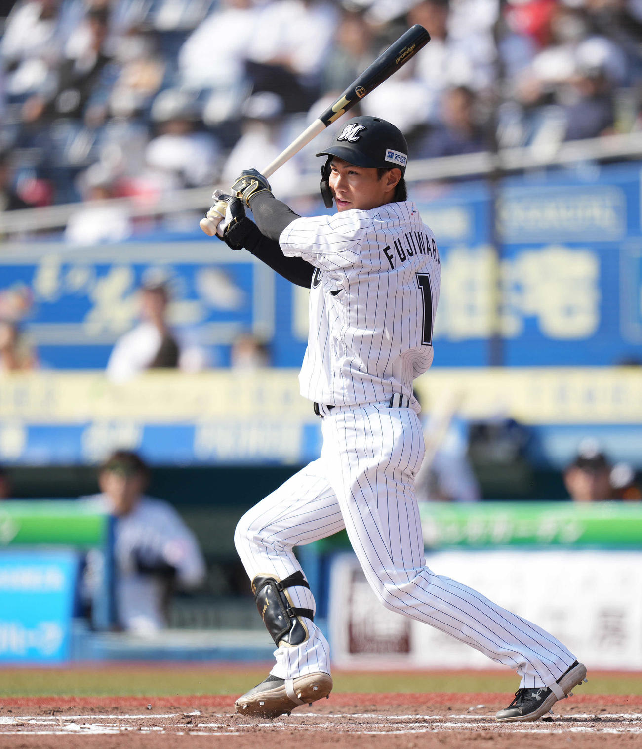 ロッテ対日本ハム　2回裏ロッテ無死、左翼線に二塁打を放つ藤原（撮影・鈴木みどり）
