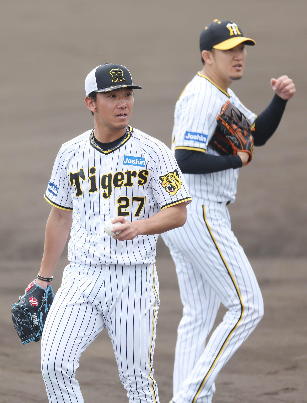 シート打撃に登板した阪神伊藤将（左）と岩貞（撮影・前田充）