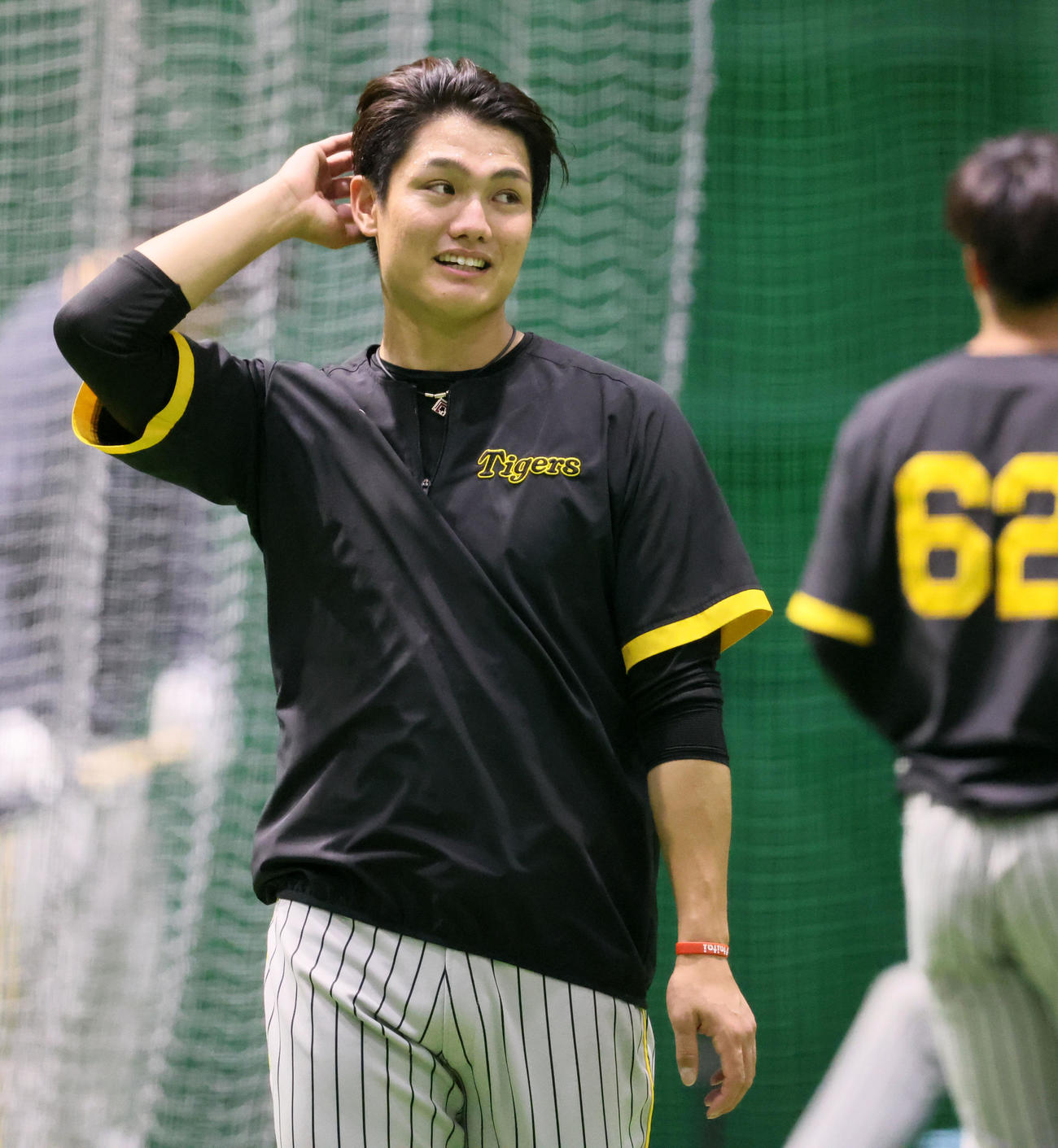 練習で髪をかき上げる西純（撮影・加藤哉）