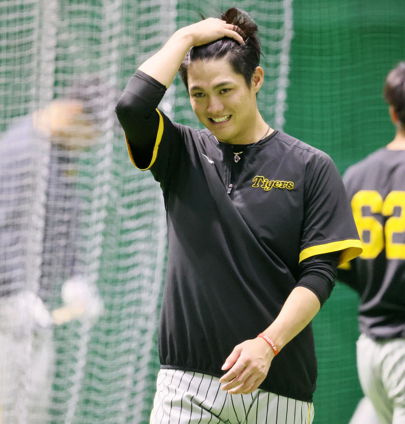練習で髪をかき上げる西純（撮影・加藤哉）