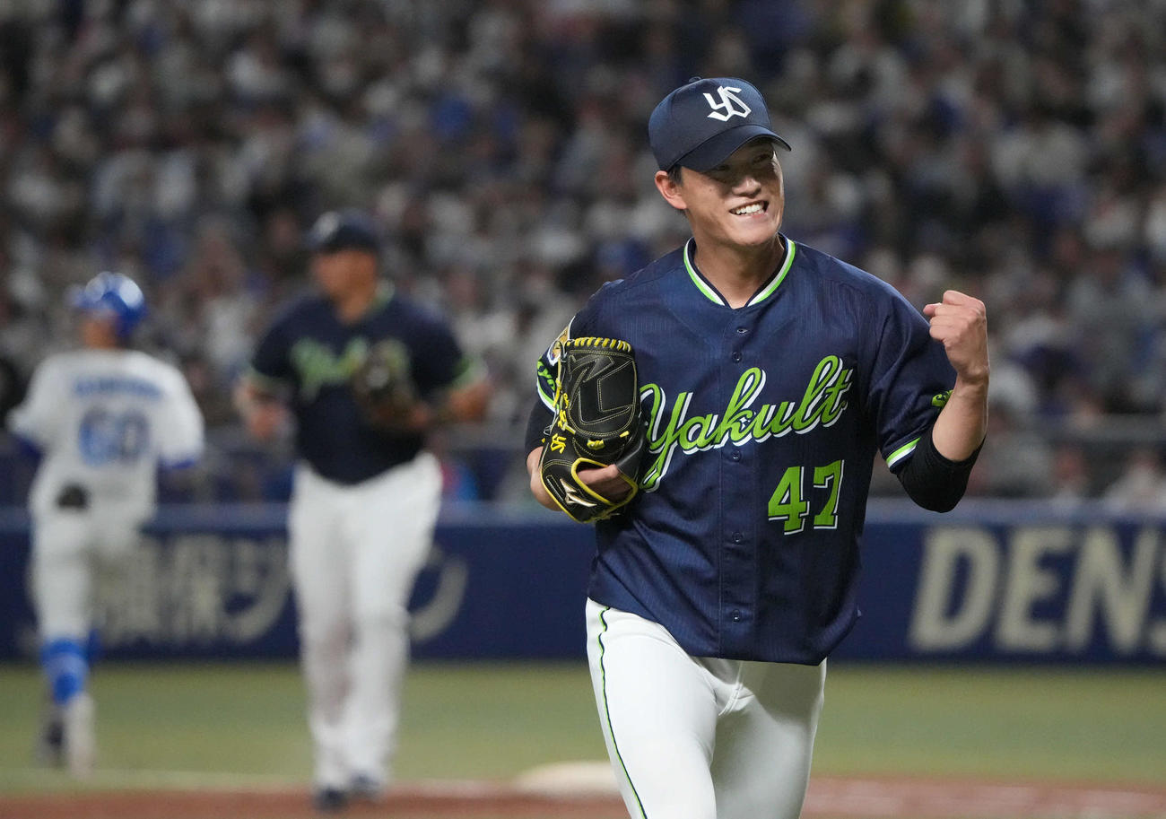 中日対ヤクルト戦　5回裏中日1死一塁、岡林を併殺に仕留めてガッツポーズする高橋（右）（撮影・森本幸一）