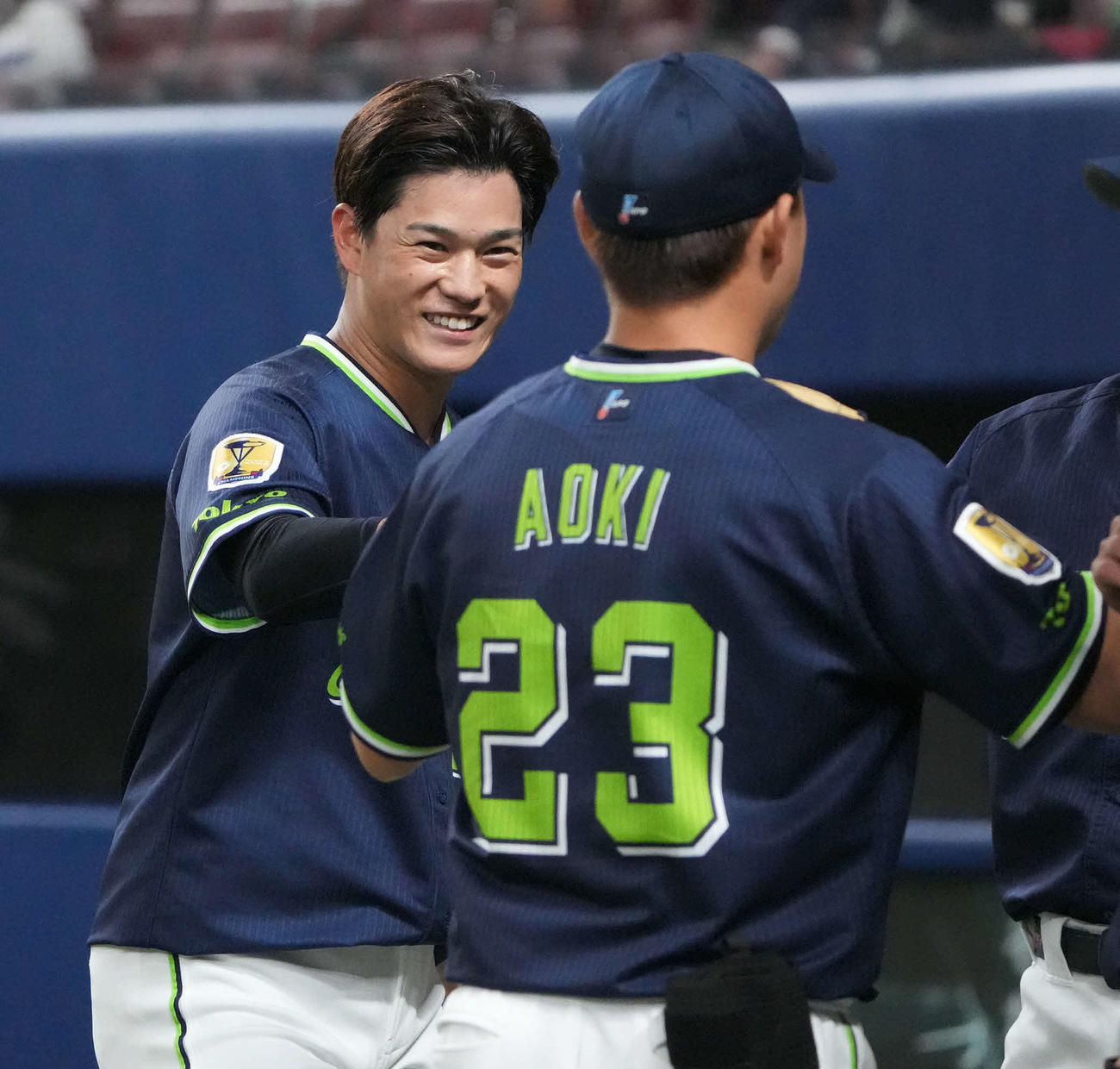 中日対ヤクルト　3回終了、好返球の左翼手青木（手前）を笑顔で迎える高橋（撮影・森本幸一）